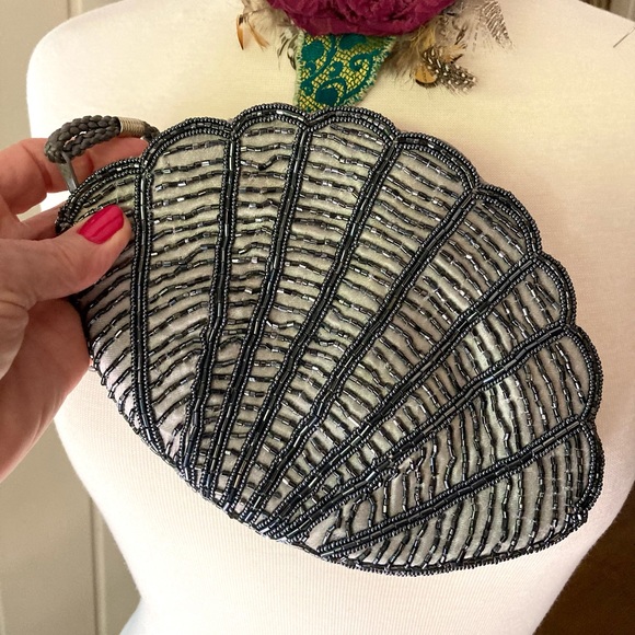 Vintage Handbags - VINTAGE Beaded Shell Clutch/Wrislet